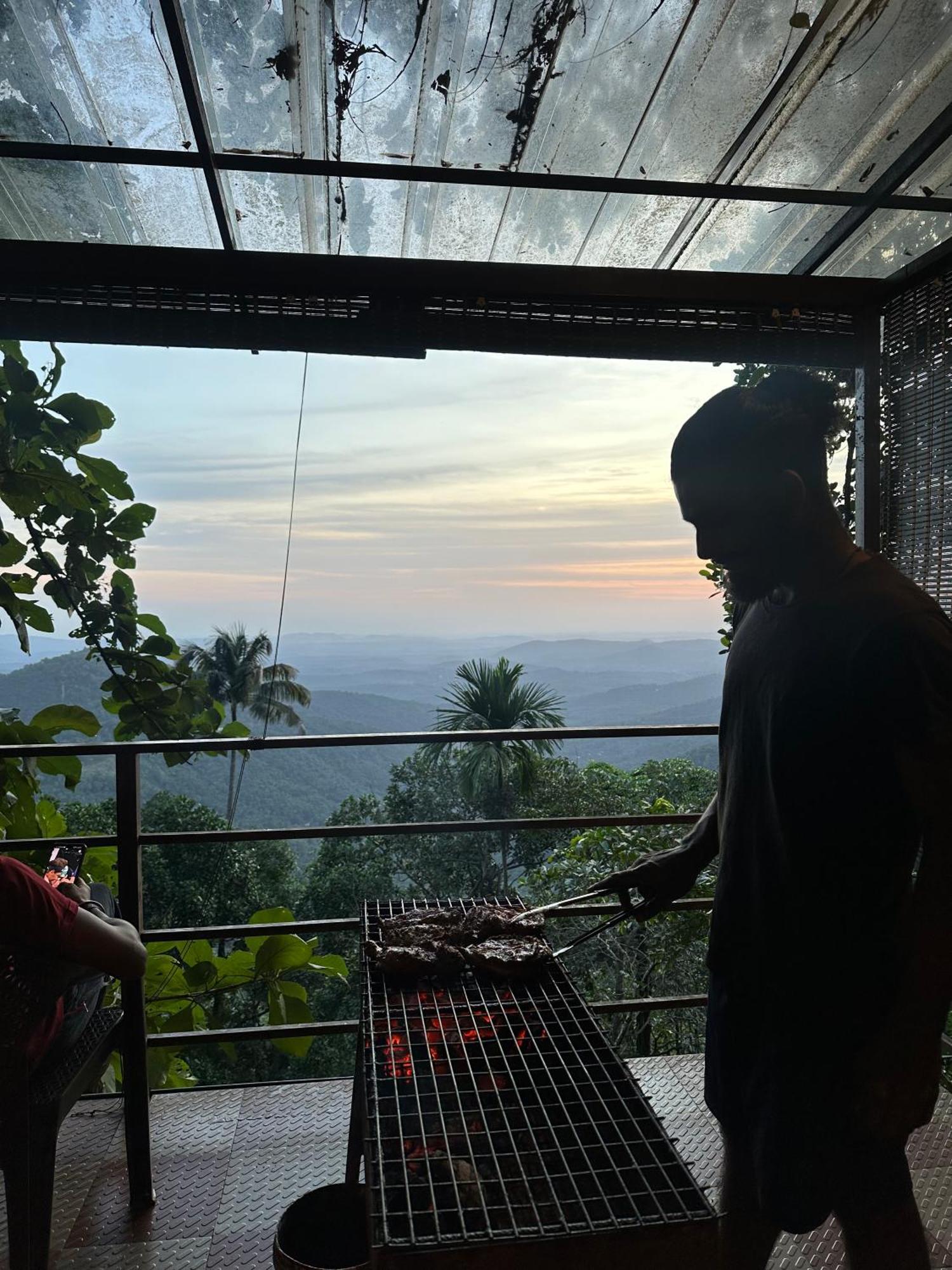 Sunset Valley Kerala Pool Resort - Serene Natural Forest Cottage Stay In Idukki With Sunrise & Sunset Panoramas, Natural Streams & Tranquil Summer Evenings Pīrmed エクステリア 写真
