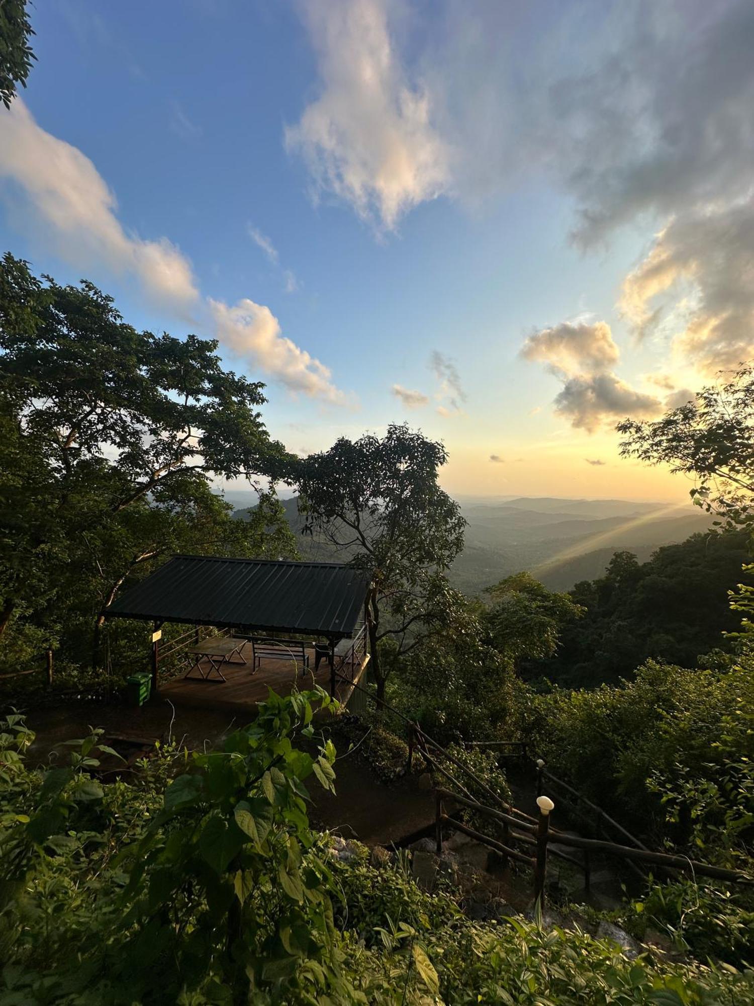 Sunset Valley Kerala Pool Resort - Serene Natural Forest Cottage Stay In Idukki With Sunrise & Sunset Panoramas, Natural Streams & Tranquil Summer Evenings Pīrmed エクステリア 写真